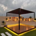 تصميم جلسات خارجية وتركيب برجولات خشب مع عشب صناعي